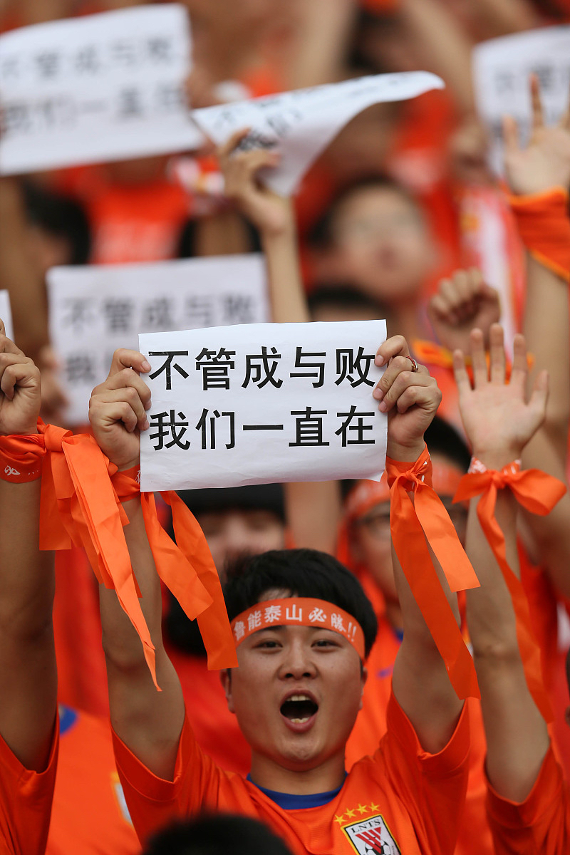 中小球队奋力拼搏，向强队发起挑战